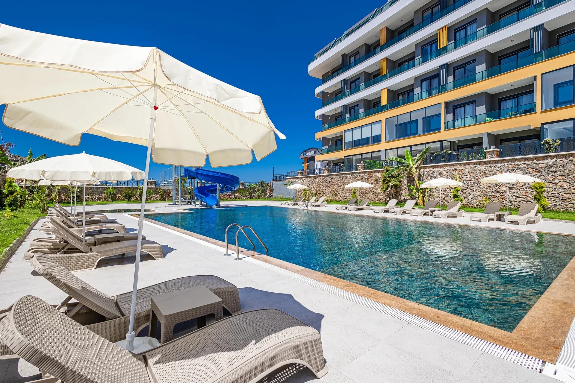 Vega Icon Residence: Vega Icon Residence pool deck and landscaped grounds