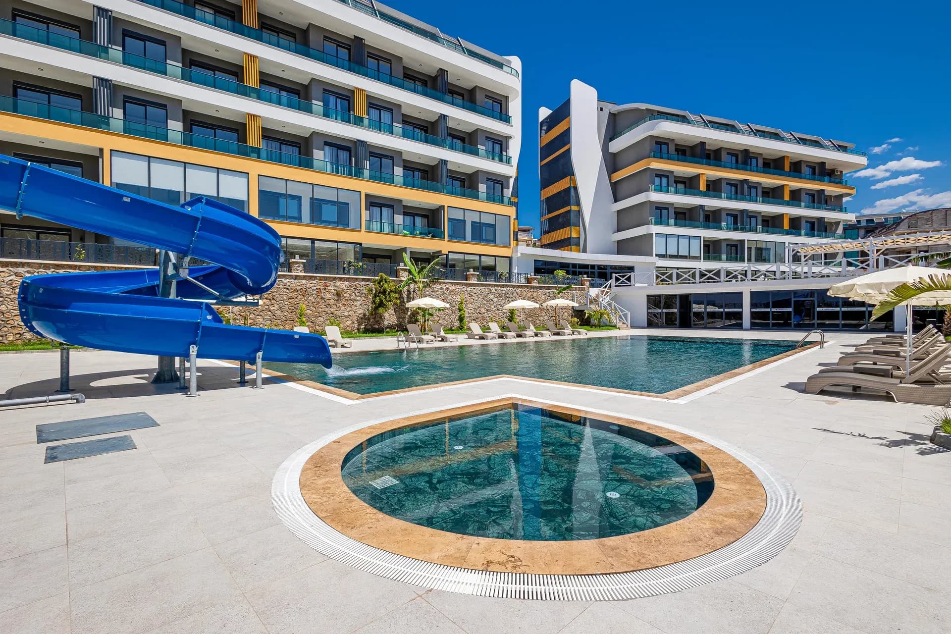 Vega Icon Residence: Готовый комплекс. Два современных корпуса и открытый бассейн