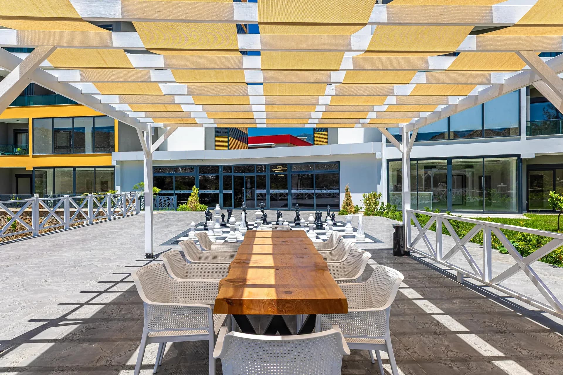 Vega Icon Residence: Зона отдыха. Пергола, столики и гигантские шахматы